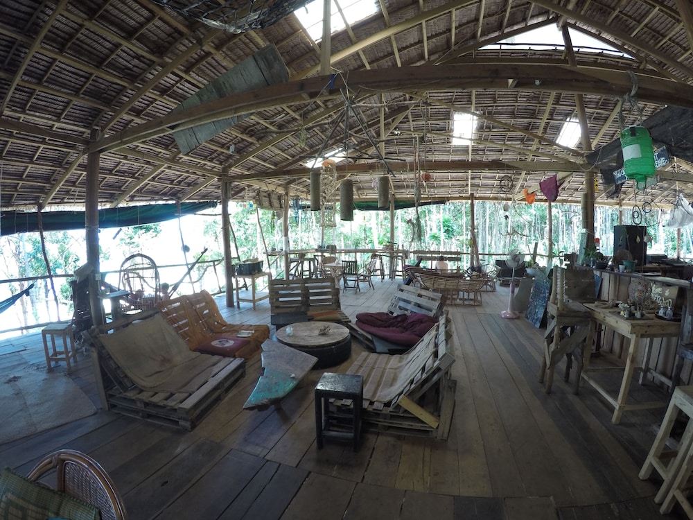 Driftwood Hostel and Bungalows