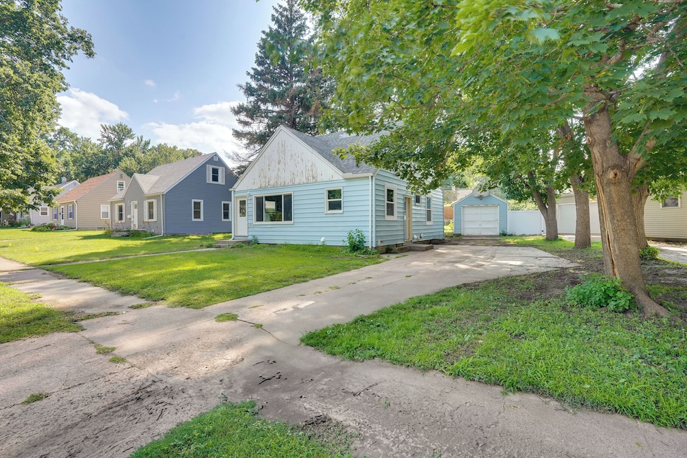 Sioux Falls Home Near Downtown: 2 Living Areas!