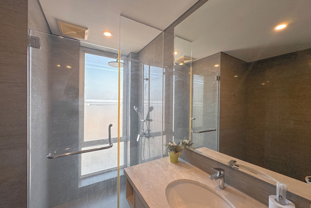 Spacious And Elegant 2Br At One East Penthouse & Residence Apartment
