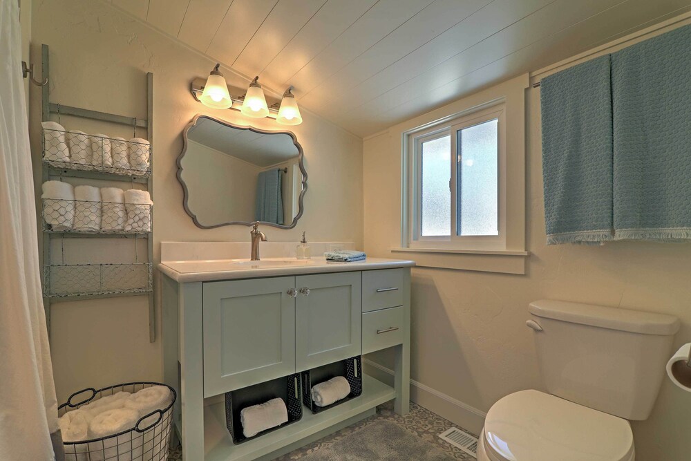 Cozy Farmhouse-style Cottage by Mighty 5 Ntl Parks - Property Image 9