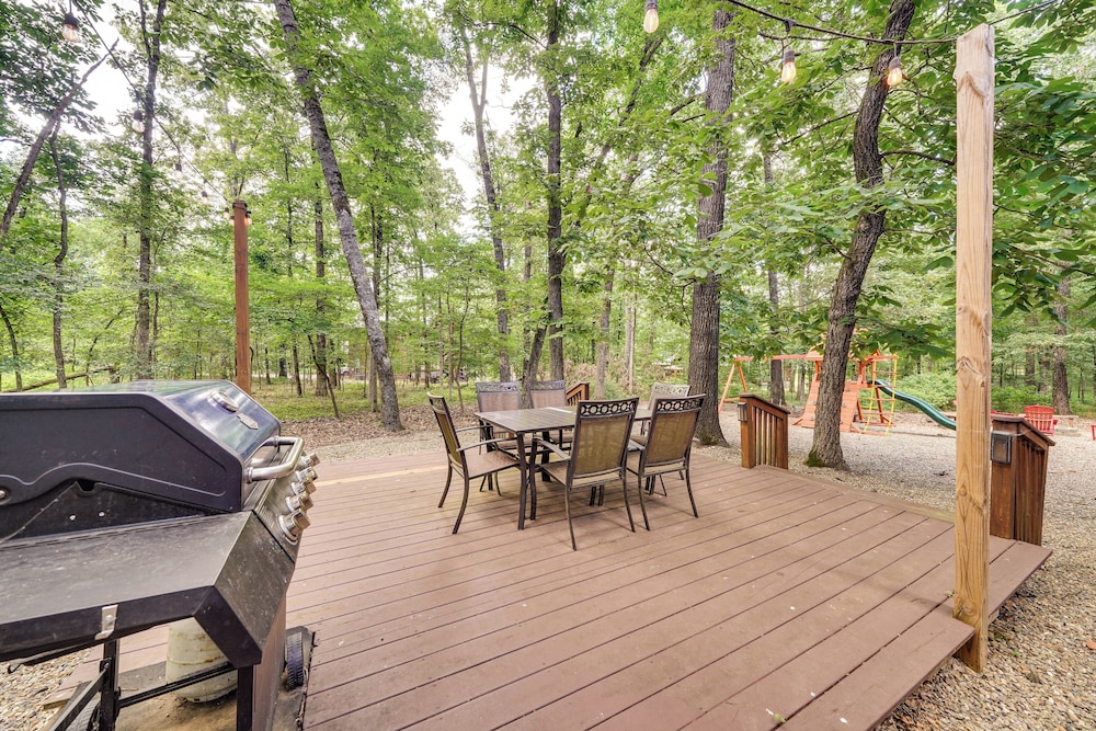 Hot Tub + Game Room: Family Retreat in Broken Bow