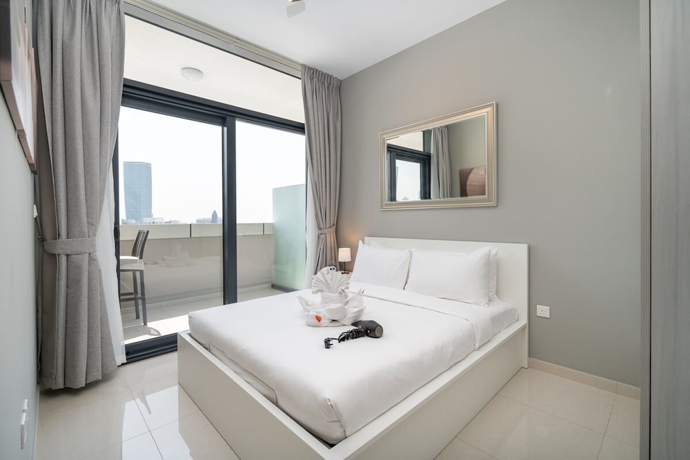 Stylish 1-bedroom Apartment With Stunning Canal Views at Business Bay