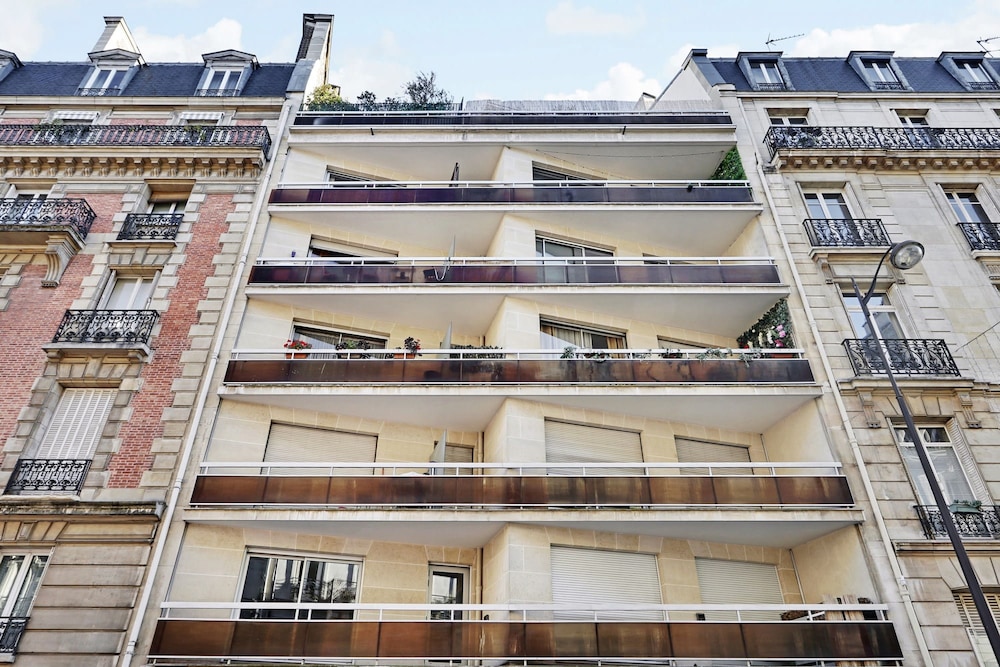 Modern Brunel Classic 1 Bed Apt With Balcony in Paris