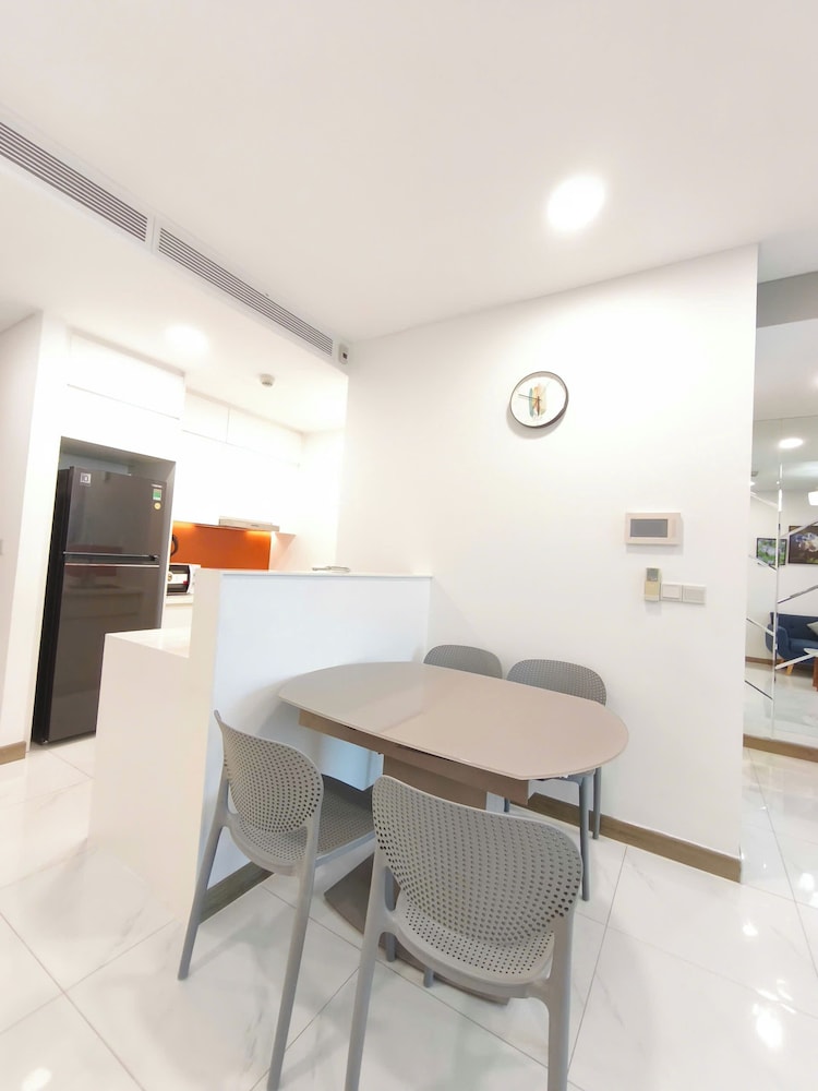 Skyway White & Silver Riverside Resident - Binh Thanh, HCM