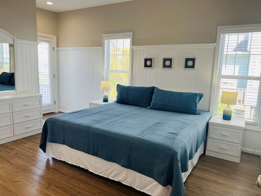 Avalon East- 5 Bedroom Home by RedAwning