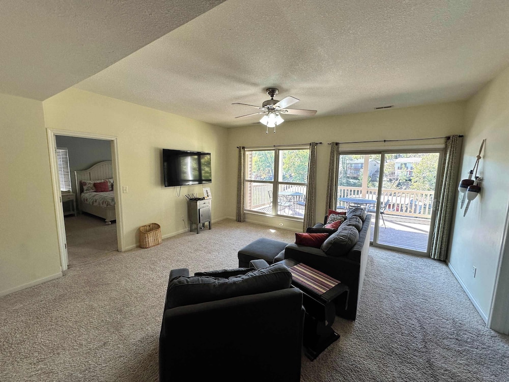 Lake It Easy - Waterfront Getaway With 7 Bedrooms!