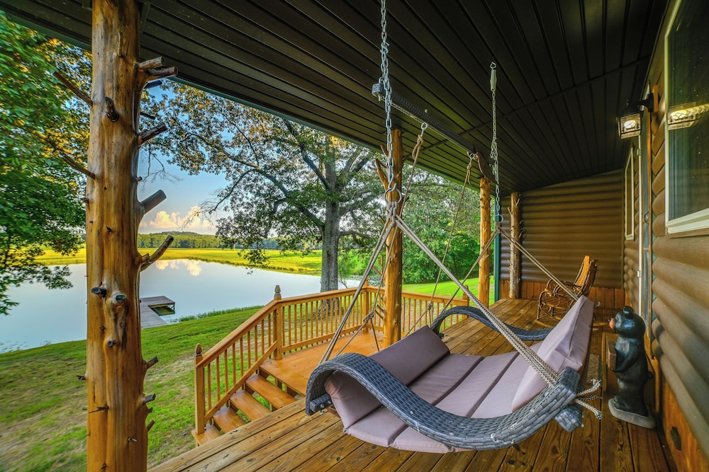 Private Lake & Dock: Log Cabin, 2 Mi to Clay!