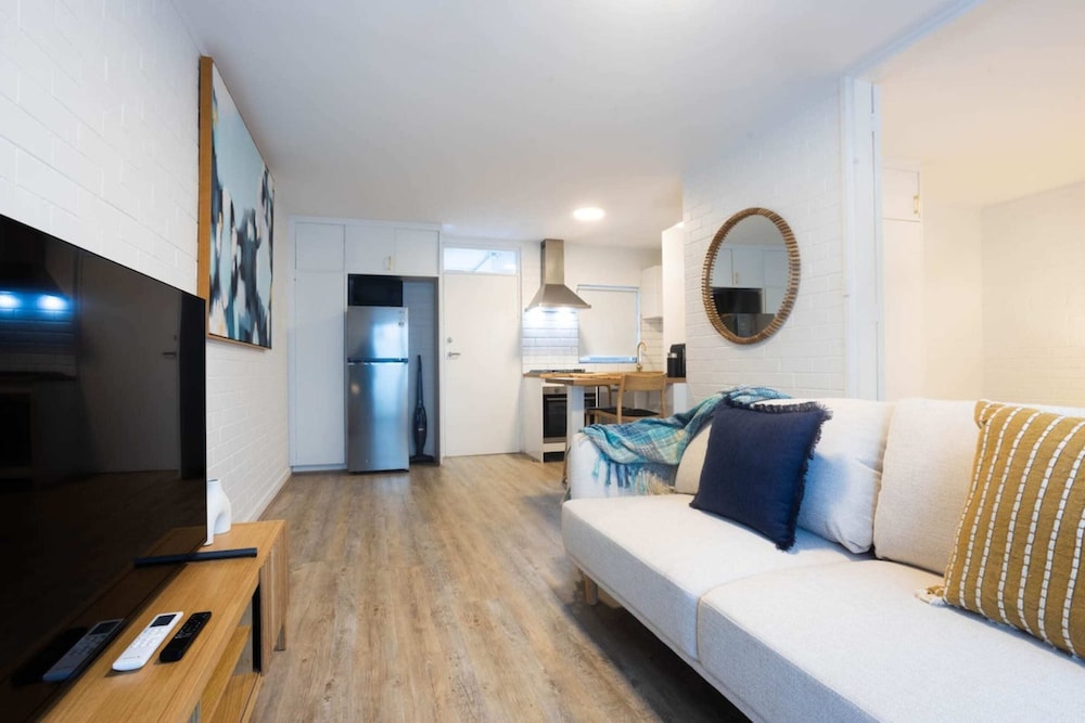 Lovely 1BR Apt in Bicton With Backyard and Parking