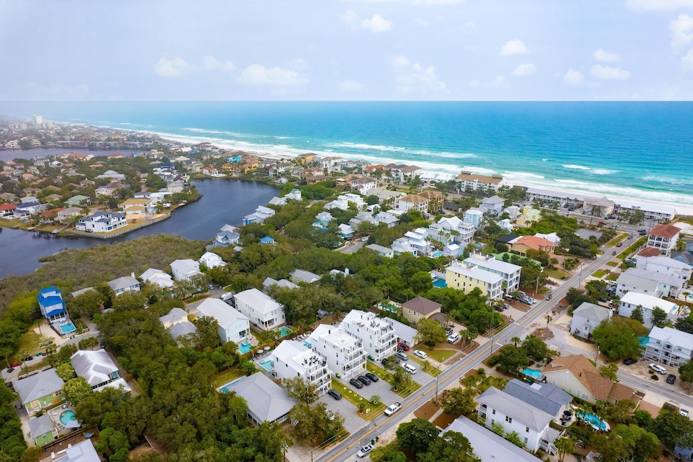 Dolphin Days by Avantstay Pool 0 2mi to Beach