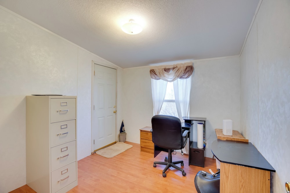 Hot Tub & Screened Patio: Getaway in Montrose!