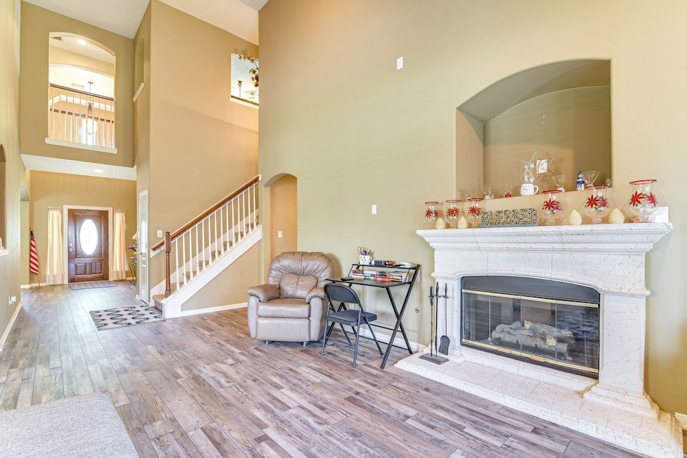 Patio, BBQ & Yard: Family Retreat in Pearland