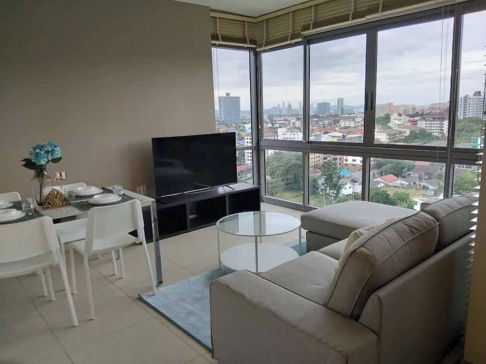 Large High Floor, Best Pool and Great Location