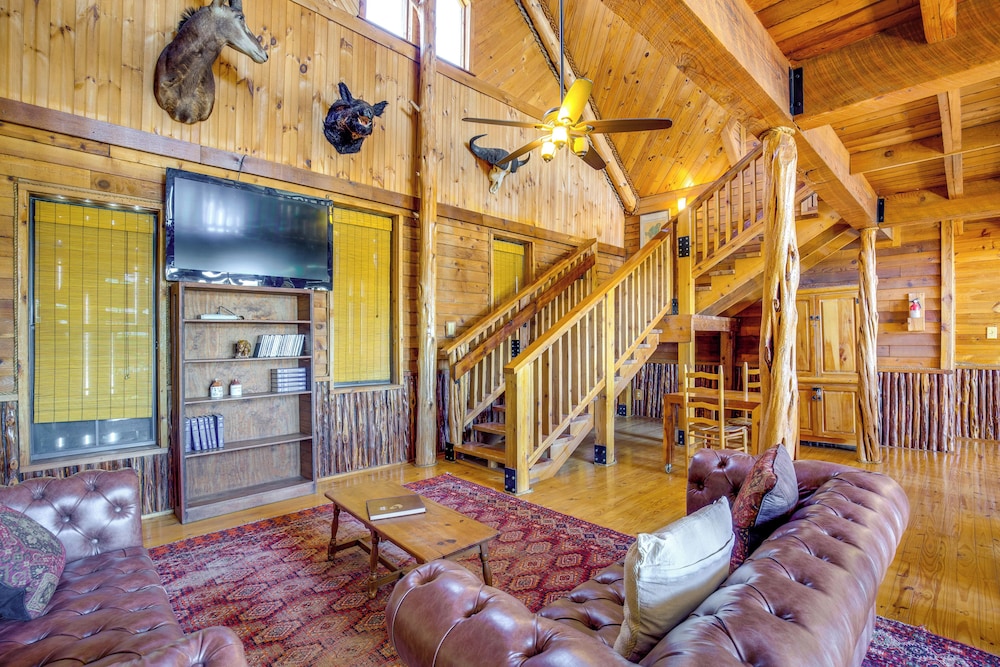 Group Getaway! Multi-level Lodge on Lake Tawakoni