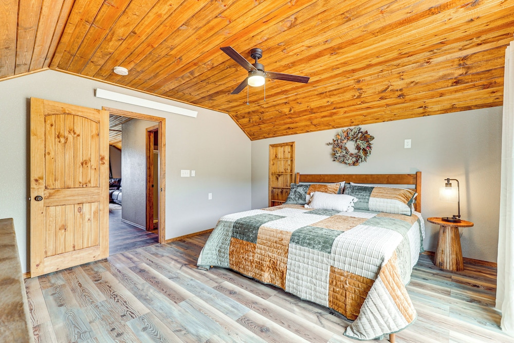 3 Mi to Trails: Secluded Eagar Cabin w/ Mtn Views!