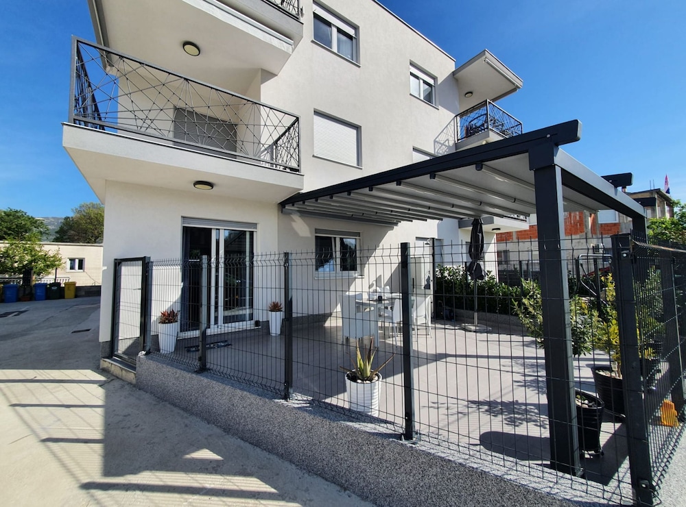 Kastel Novi Elegant and Stylish Apartment With Terrace and Patio