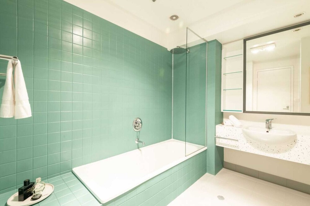 Beautiful 1 Bedroom Apartment Next to Southern Cross Station