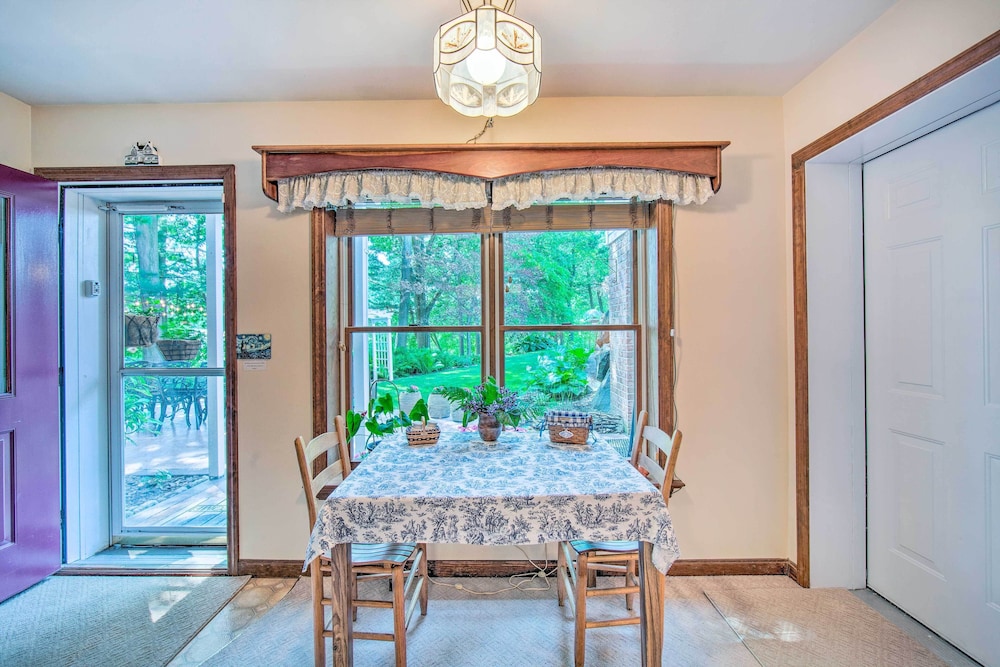 Charming Apartment w/ Yard & Beautiful Gardens! view 4