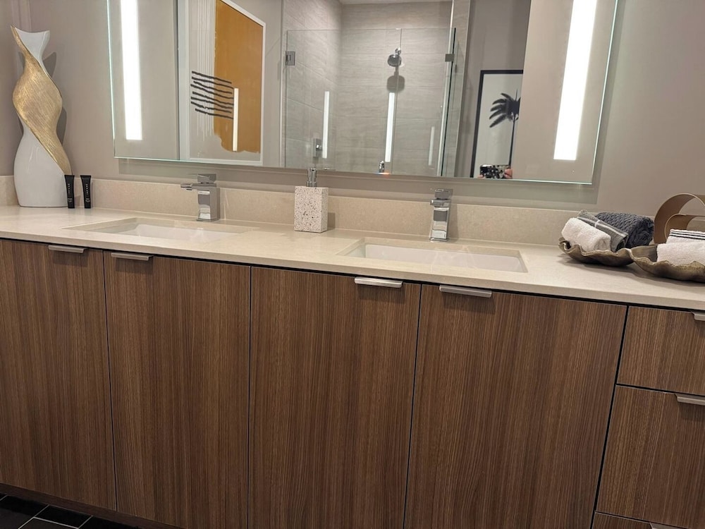 Chic 2BR Downtown Fort Lauderdale Apt w/ Pool