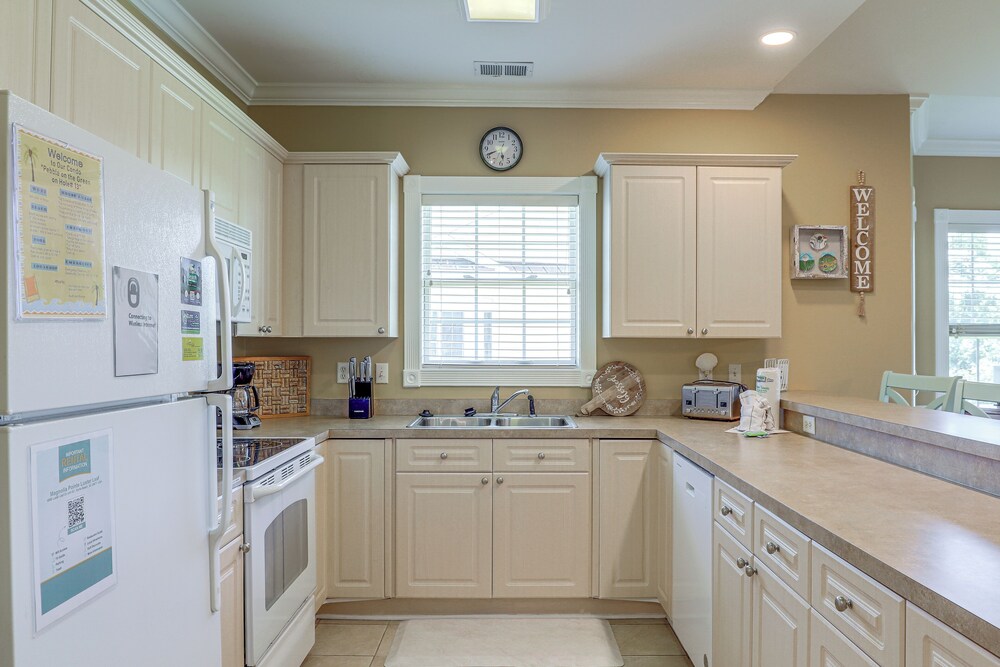 Golf Course View, Pool Access: Myrtle Beach Condo!
