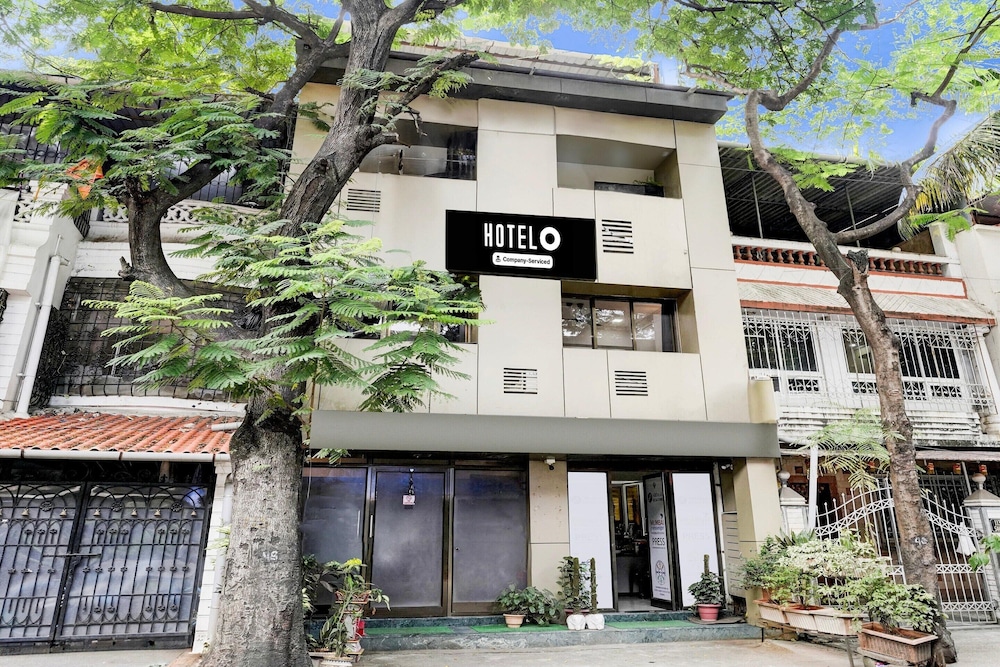 Cozy Deluxe Room Near Juhu Beach Mumbai