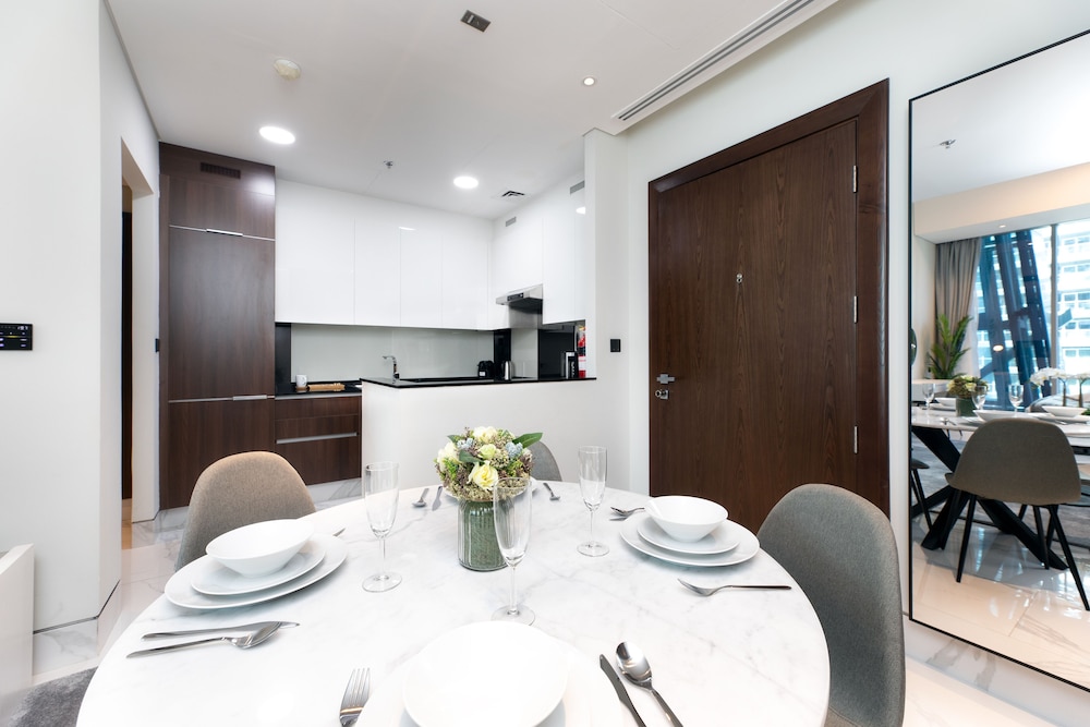 SIMPLY COMFORT Urban Chic Suites in J One Tower City & Canal Views
