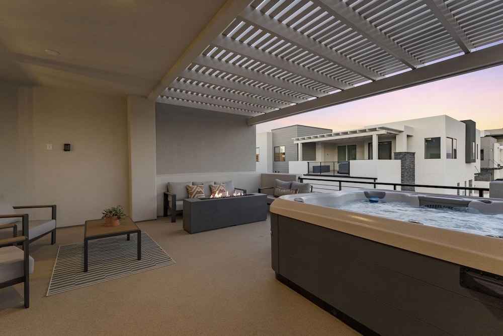Country Is Cool Again 5 Bedroom Townhouse