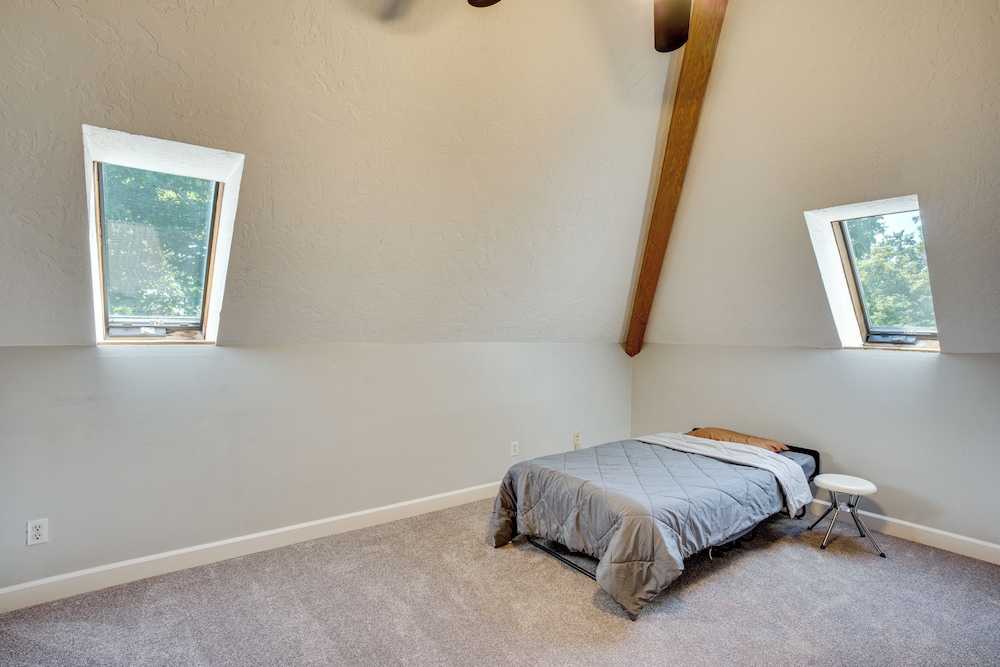 Spacious Family Villa w/ Decks in Chilton!