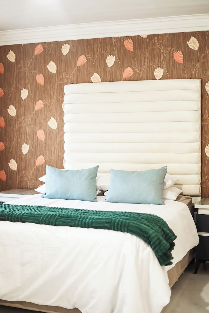 Serenity Heights Backpackers Lodge
