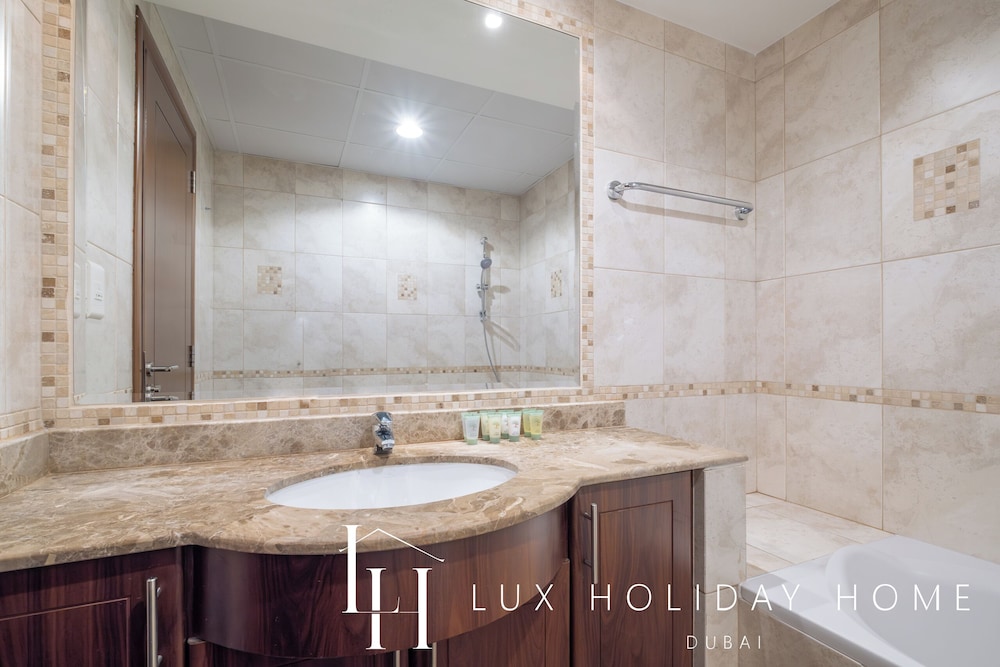 LUX The Al Seef Marina Suite 2