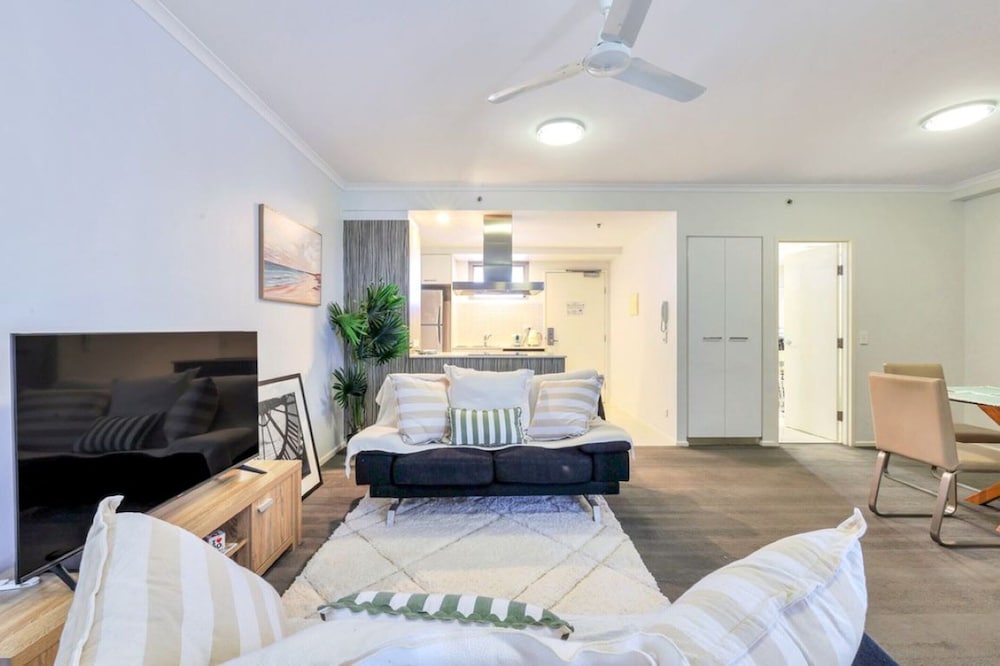 Stylish 1-bed Darwin City Stay With Balcony Views