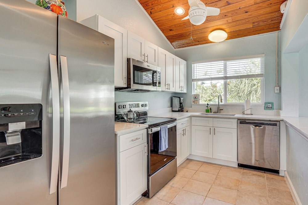 3 Mi to Beaches: Pet-friendly Retreat in Bradenton