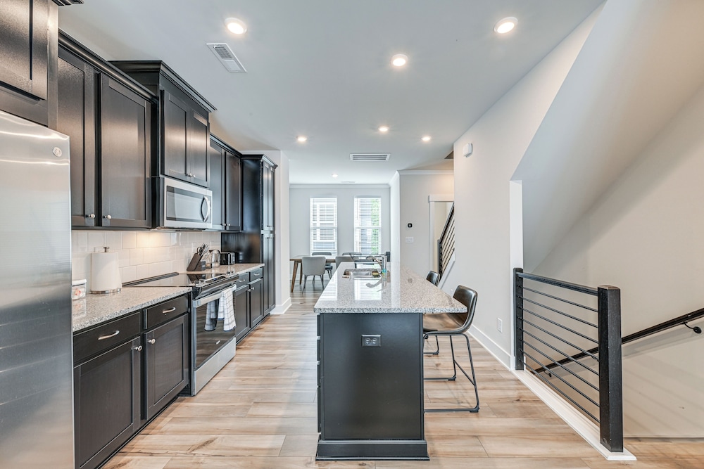 Walk to Music Factory: Townhome w/ Rooftop Deck!