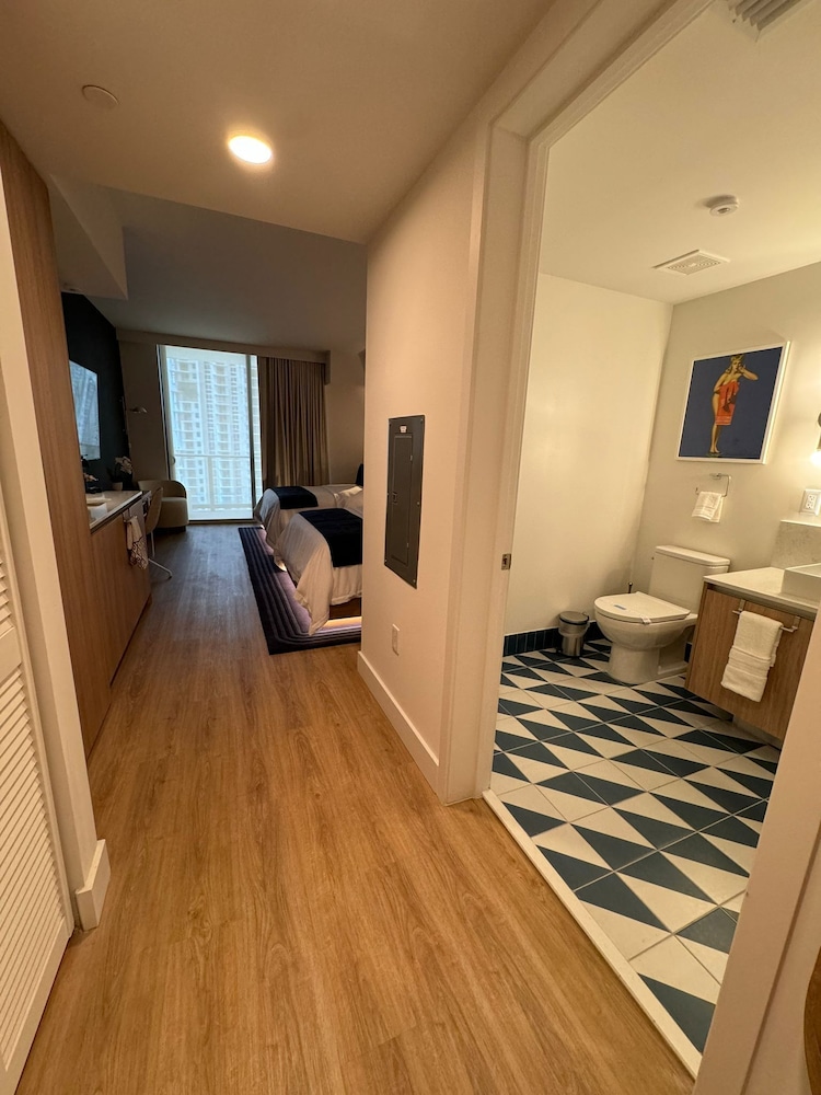 Lux Studio W City Views and Pool