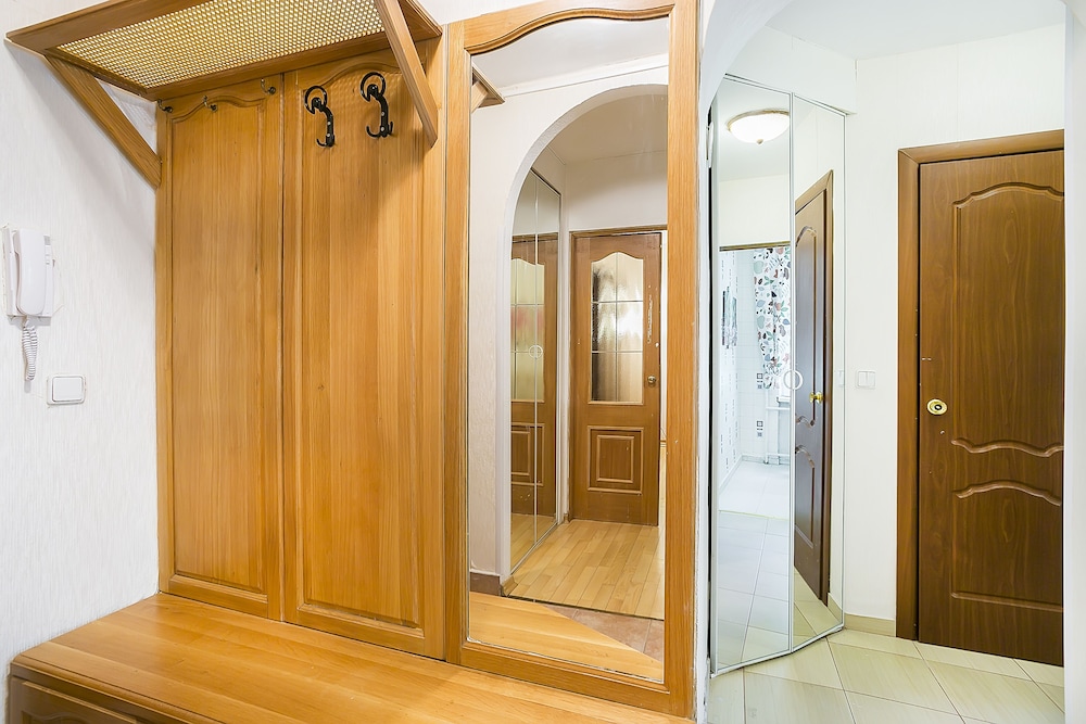 Apartment on Tryokhgorny Val 3 view 2