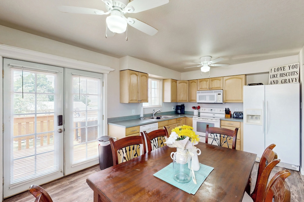 4BR Home w/ W & D, Private Backyard
