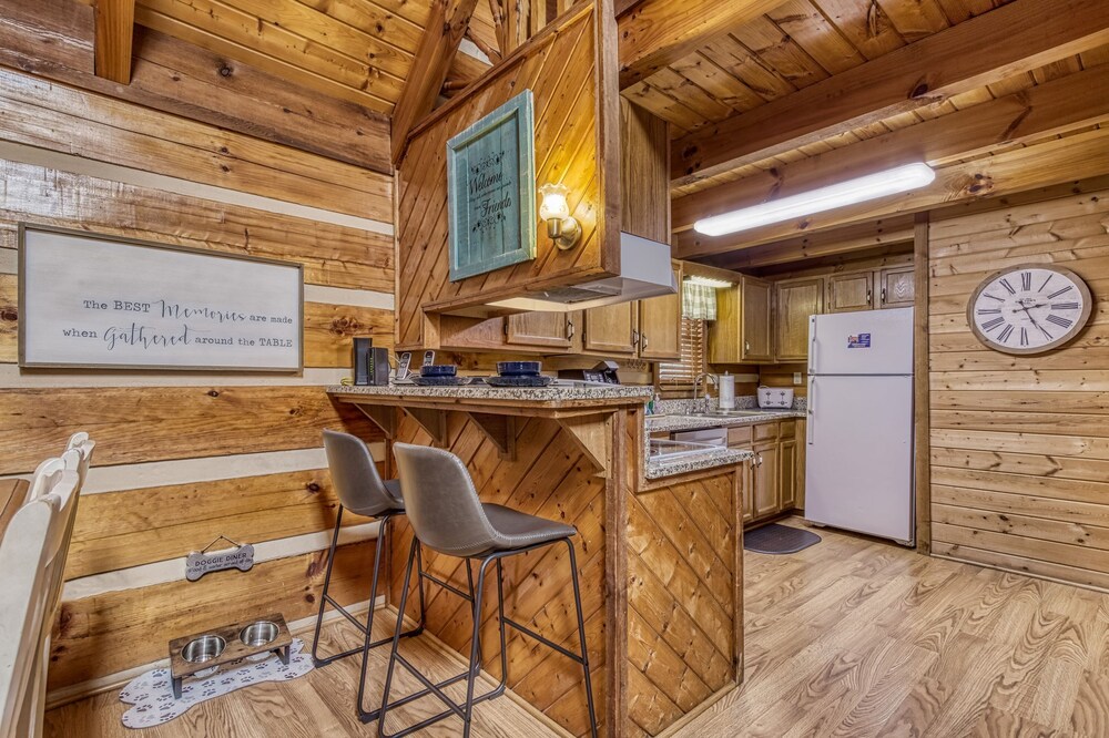 Fantastic Pet Friendly Cabin Hot Tub Fire Pit
