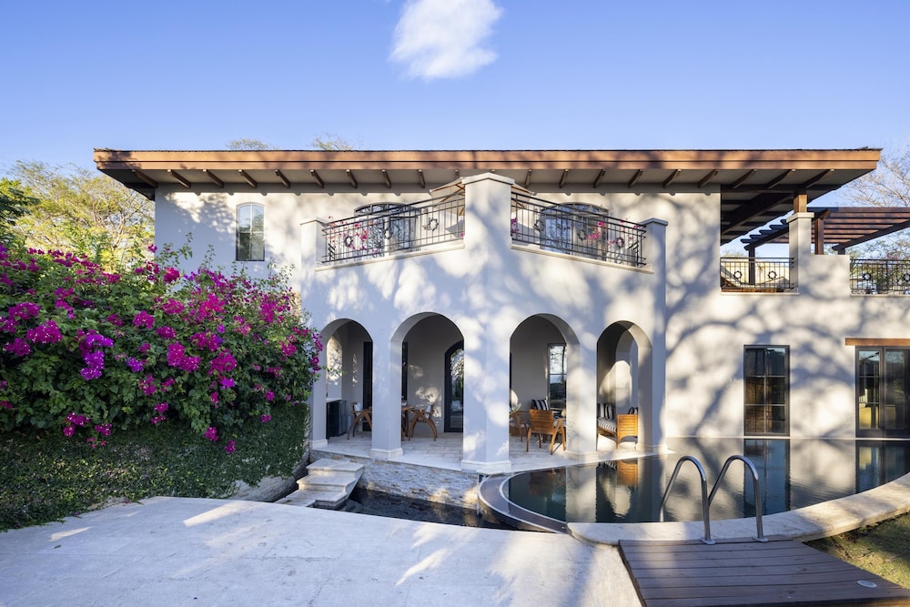 Arcos Del Mar Beachfront