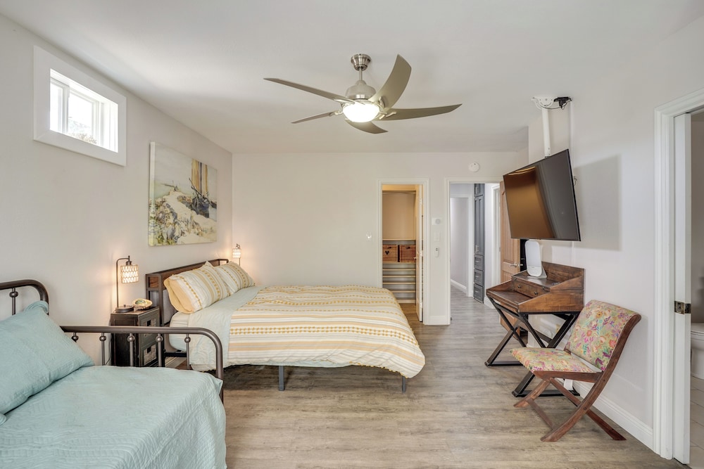 2 Mi to Cal State Long Beach: Bungalow w/ Hot Tub!