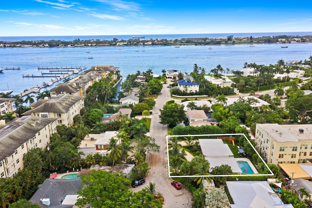 4BR Intracoastal Retreat With Pool, Games & More!