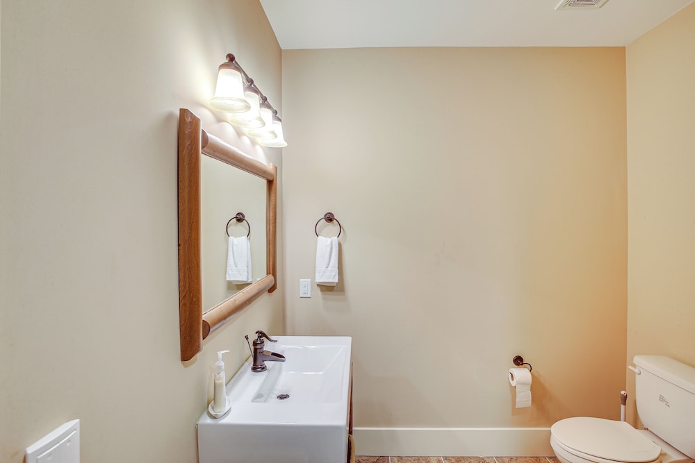 Spacious Group Getaway Near Cumberland River!