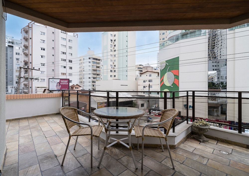 Apartment w Balcony 250m From Praia Central Erj101