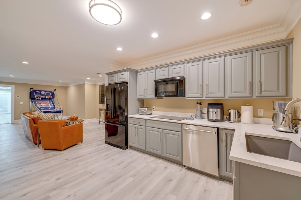 Hike & Explore! Luxe Retreat Near Lake Norman