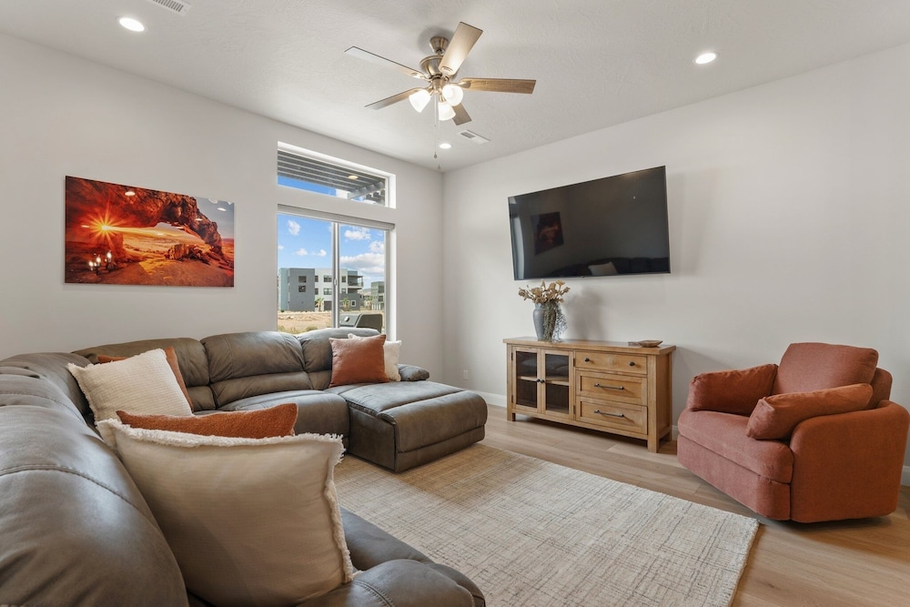 Canyon Country Oasis 6 Bedroom Townhouse