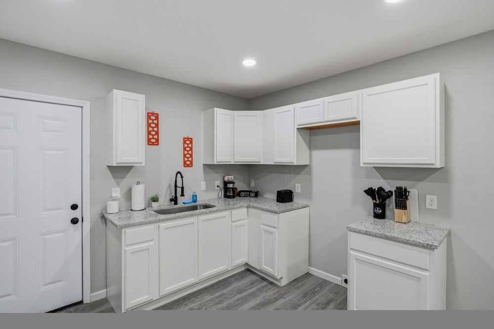 Spacious 3BR Retreat Near Downtown River Walk