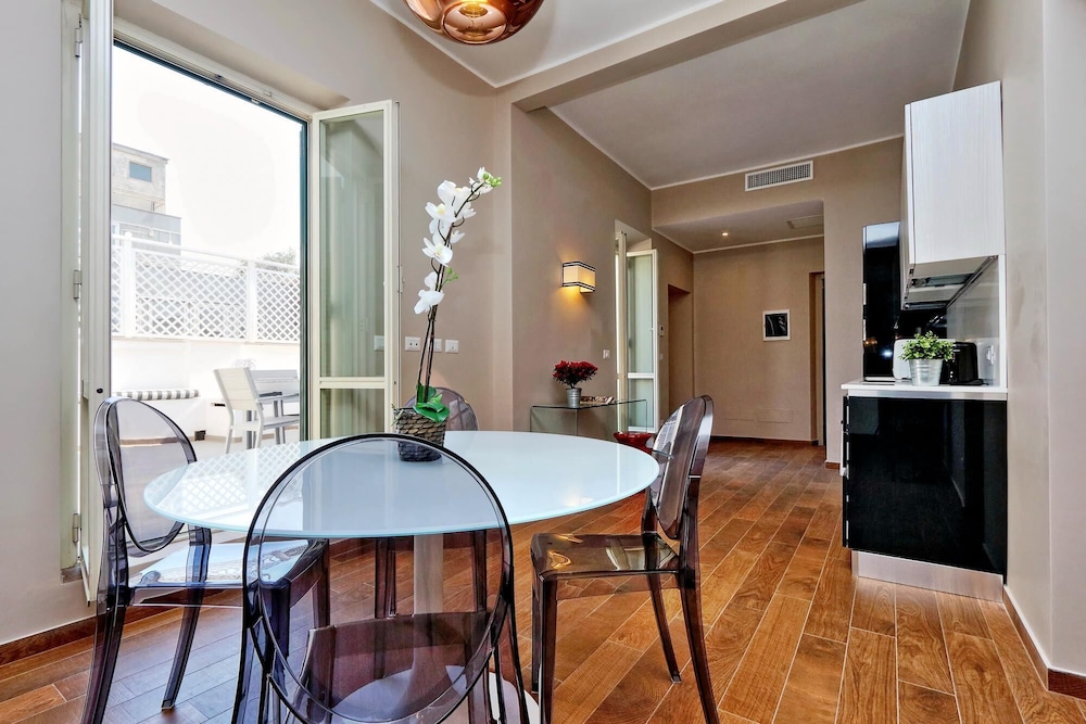Rm-h501-pale6n5 Monti Apartments - M18