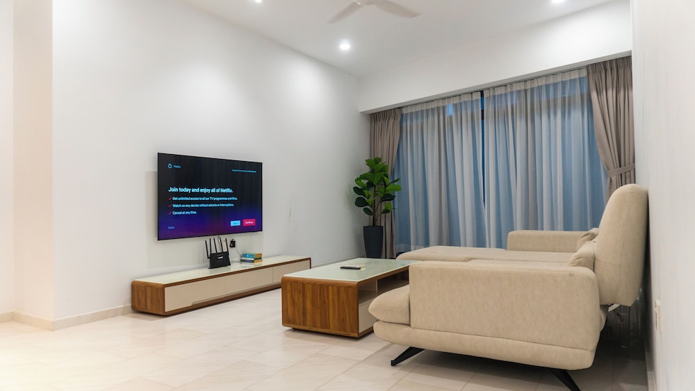 Moonway Luxury Suites At Eaton Residence