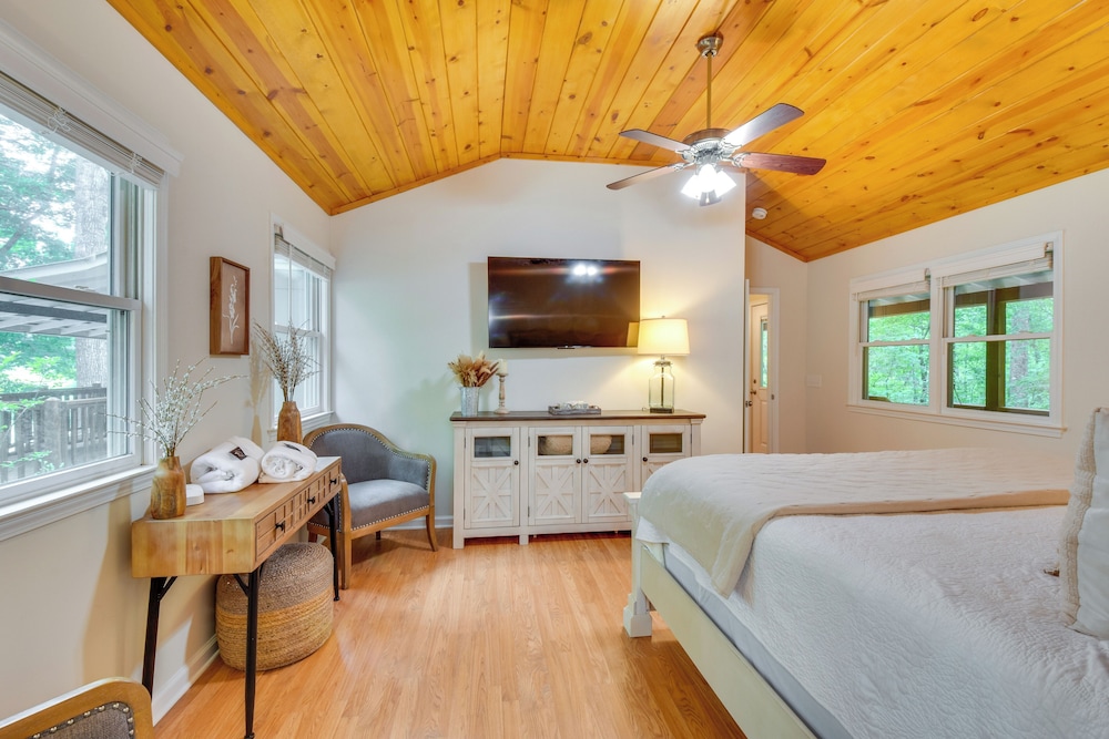 6 Miles to Helen: Cabin w/ Hot Tub & Views!
