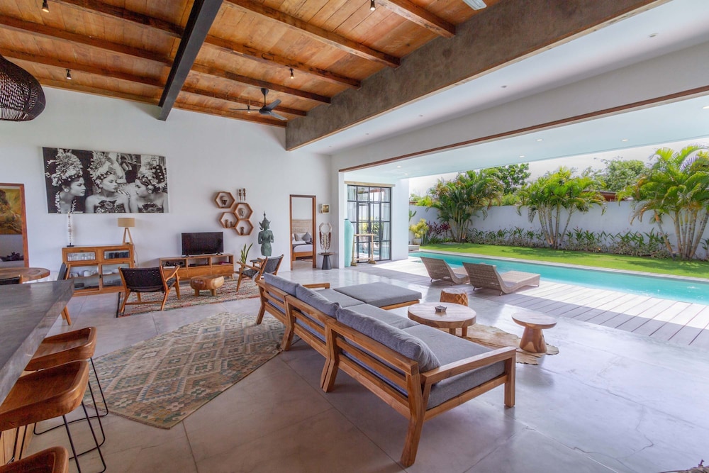 Villa Maje by Alfred in Bali - Tropical 3BD Villa w Pool Near Batu Belig Beach