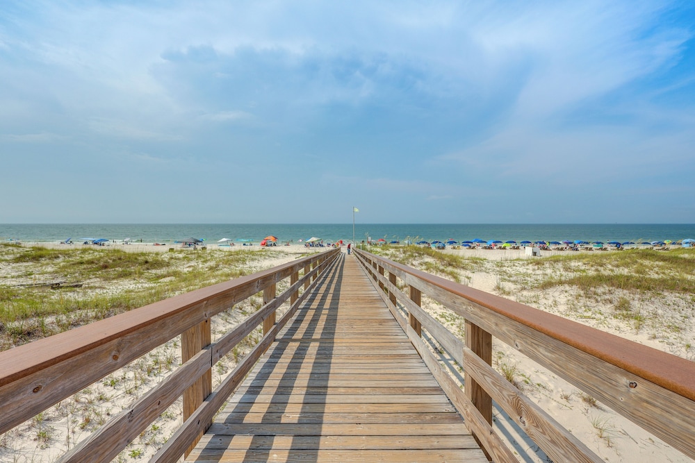 Family-friendly Gulf Shores Condo on the Beach! view 5