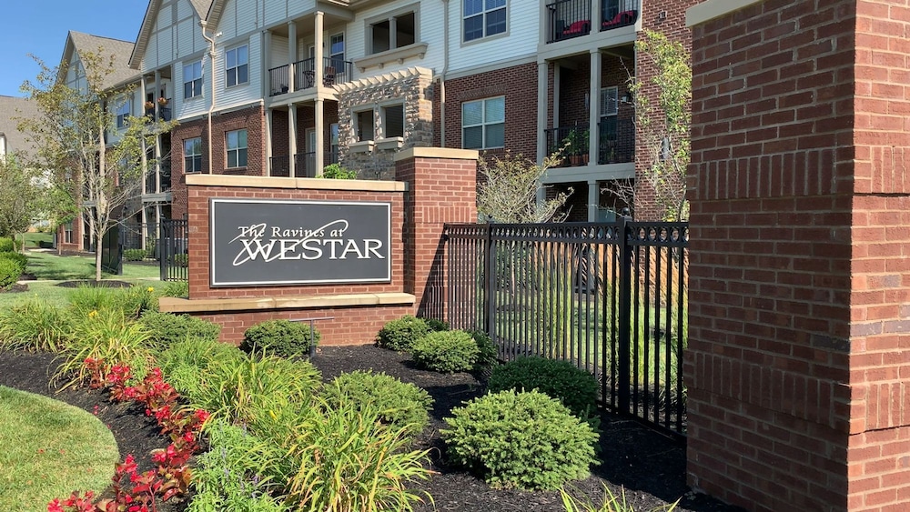 Woodland Penthouse 2BR W D Pool Gym Walkable